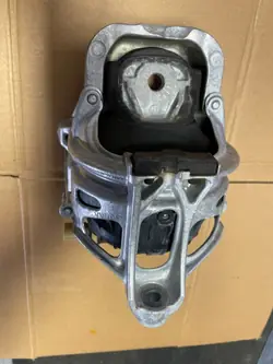 Motorfäste OEM 4M0199372FH Höger Sida Begagnad