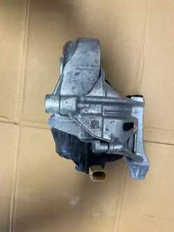 Moottorin Kiinnike OEM 4M0199372FH Oikea Puoli Käytetty