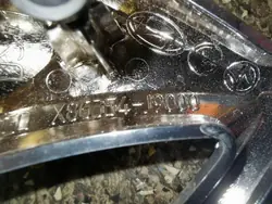 Hyundai Kona Emblem OEM 86354J9000 - Begagnad