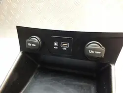 OEM HYUNDAI TUCSON III 3-porttinen USB & tupakansytytin