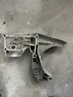 Suporte compressor ar condicionado Fiat Punto Evo OEM 46552526