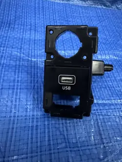 Tomada USB Hyundai 96120-G4250 para i30 III Lift