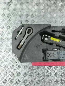 Couvercle de roue de secours MERCEDES-BENZ M (W164) A2406280035