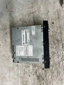VW Radio Navigaatio OEM 1T0035680H - Käytetty