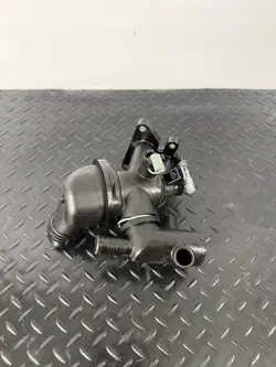 Jaguar termostaatin kotelo OEM G4D3-8575-AD Käytetty