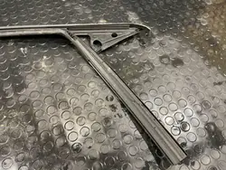 Junta de ventana delantera izquierda Mazda CX-30 OEM E9KG-Y05