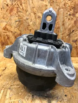 BMW Moottorin Kiinnike 6868302 F10 F11 LCI Lift