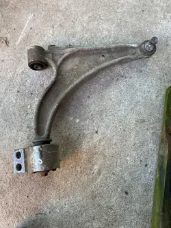 Braccio di controllo anteriore destro Opel Astra IV 1.4T 1.7 2.0 CDTI