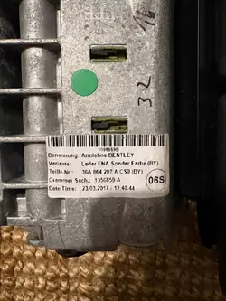 Bentley Bentayga Käsinoja OEM 36B Musta Nahka