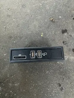 Mercedes-Benz USB-uttag OEM A2138200400 - Begagnad