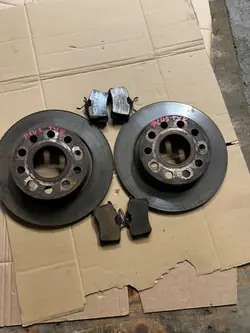 Disques et plaquettes arrière OEM 1K0 pour Golf V 1.6 fsi