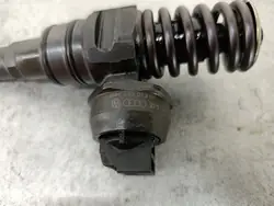 Injecteur VW GOLF V 1.9 TDI 038130073BN