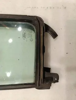 Pare-brise avant droit ET76A29710A Ford Transit