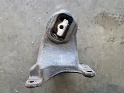 Moottorin tuki vasen OEM 5147191AC Jeep Wrangler JK:lle