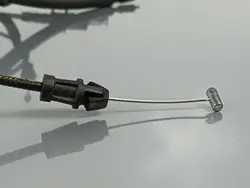 Cable de capó Jeep OEM P68430182AD - Usado