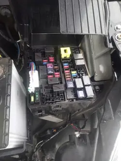 Mitsubishi Sulakelaatikko OEM 8637A910 - Käytetty