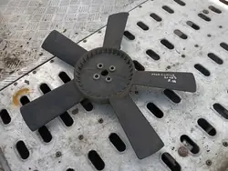 Mercedes W123 2.4D Jäähdyttimen Tuulettimen Lapaa