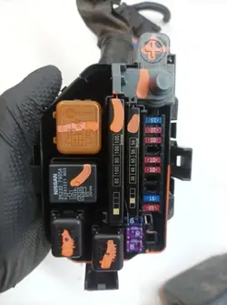 Caja fusibles relés OEM 5907911268039 Infiniti Q50