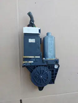 Moteur de vitre gauche avant OEM 101446-201 Skoda Octavia I