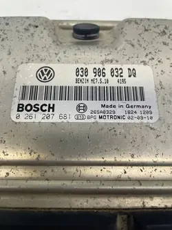 Unité de contrôle moteur VAG 030906032DQ 0261207681