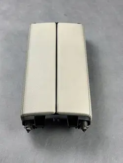 Keskikonsolin käsinoja OEM 1358450 Mercedes A-luokalle