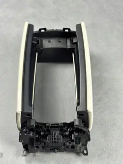 Keskikonsolin käsinoja OEM 1358450 Mercedes A-luokalle