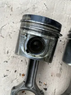 Kolben & Pleuel OEM 121001039R für Renault 1.6 DCI