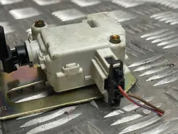 Zentralverriegelungsaktor OEM 1J9827425 für VW Golf IV