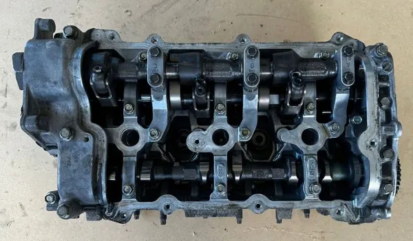 Höger Cylinderhuvud Komplett med Kamaxlar OEM image 2