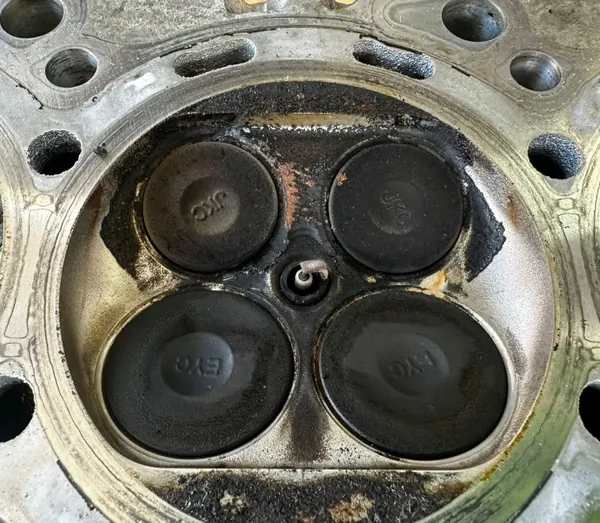 Höger Cylinderhuvud Komplett med Kamaxlar OEM image 7