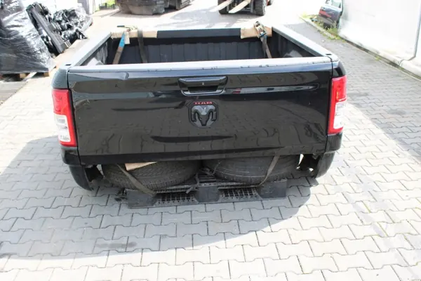 Hayon Dodge RAM 5 avec Feux et Ailes - OEM PAKA BURTA LAMPY RAM 5 image 2