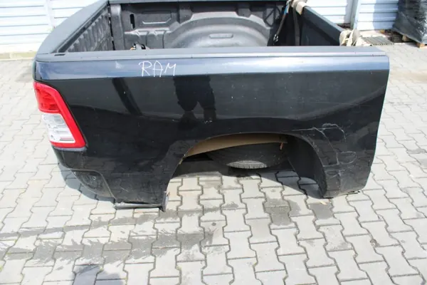 Hayon Dodge RAM 5 avec Feux et Ailes - OEM PAKA BURTA LAMPY RAM 5 image 5