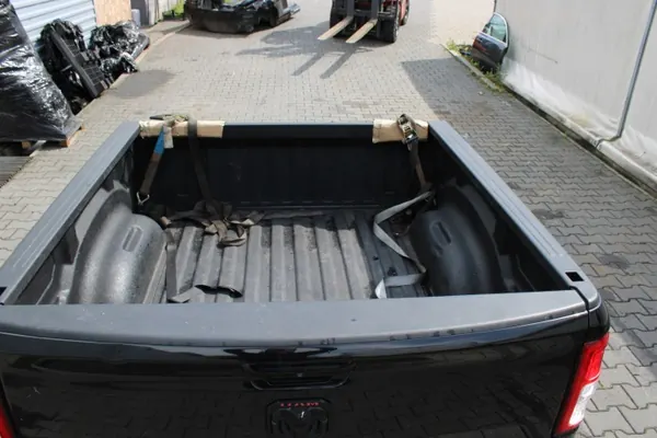 Hayon Dodge RAM 5 avec Feux et Ailes - OEM PAKA BURTA LAMPY RAM 5 image 7