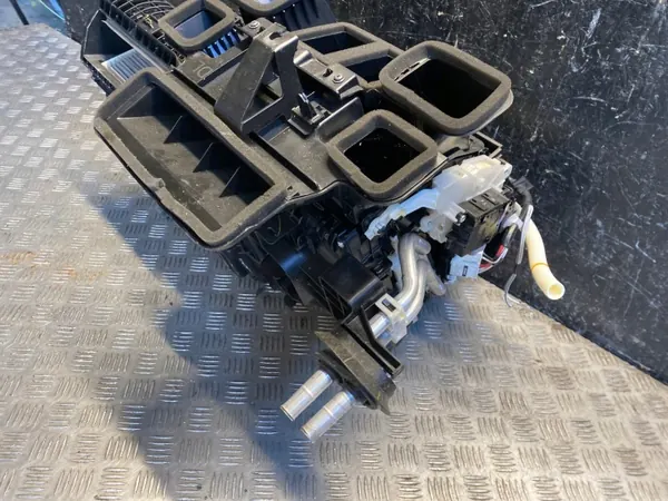Toyota Puhallinkotelo OEM 87050-02X30 Käytetty image 3