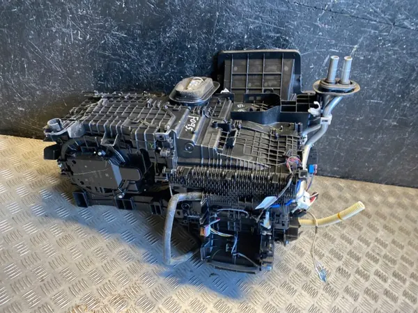 Toyota Puhallinkotelo OEM 87050-02X30 Käytetty image 4