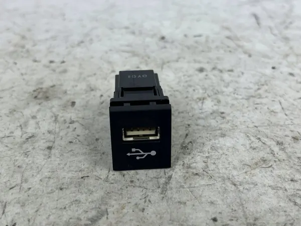 Toyota Mirai USB-aansluiting OEM 12345 - Gebruikt image 2