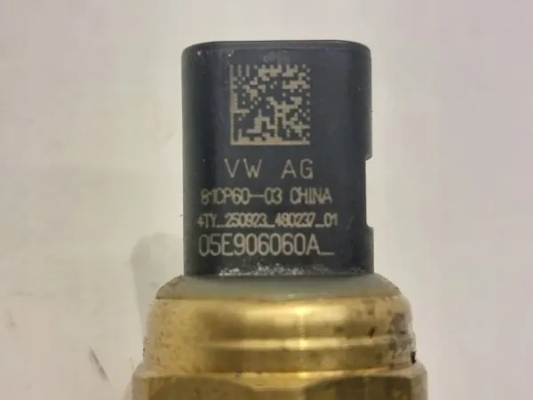 Oljetryckssensor VW Audi 1.5 05E906060A image 5