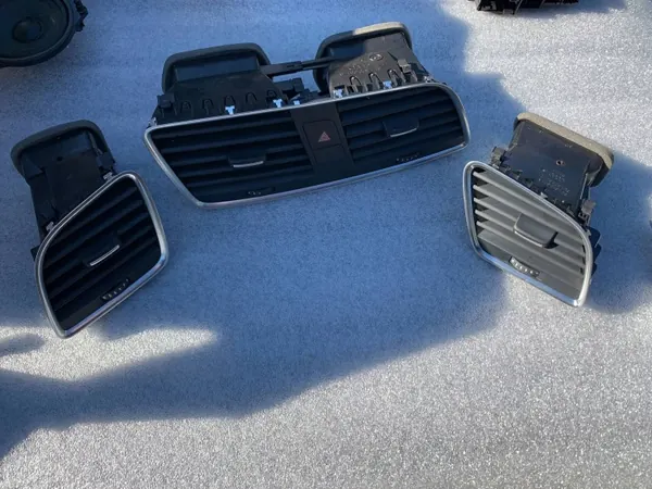 Grelha ventilação central Audi Q3 OEM 8U1820951B image 2
