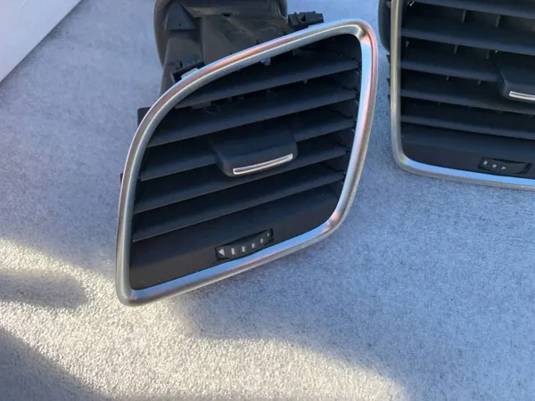 Grelha ventilação central Audi Q3 OEM 8U1820951B image 3