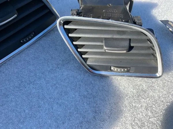 Grelha ventilação central Audi Q3 OEM 8U1820951B image 4