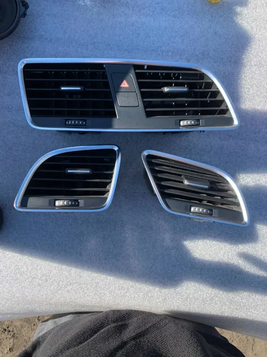 Grelha ventilação central Audi Q3 OEM 8U1820951B image 9