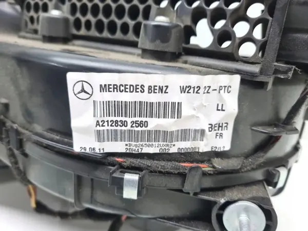Mercedes W212 Lämmitysydin OEM A2128302560 - Käytetty image 3