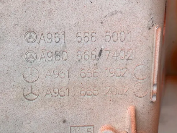 Protège-aile gauche Mercedes OEM A9616665001 Occasion image 7