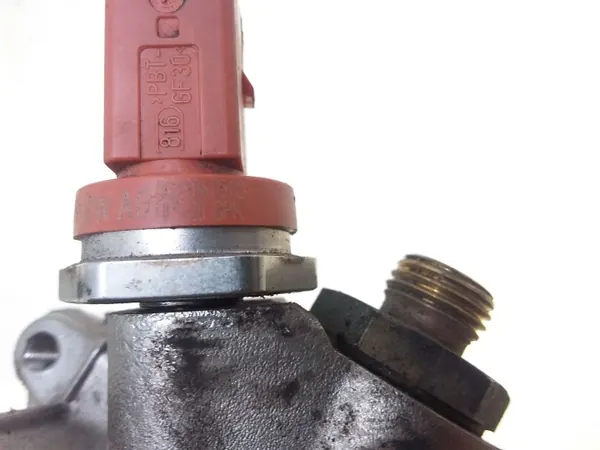 Distribuidor de combustível GK284AHBDE usado para VW Passat B7 image 4