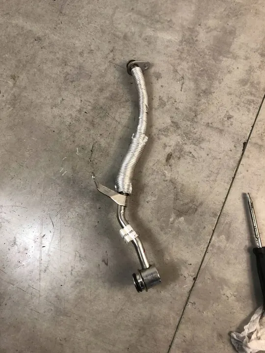 2022 Mercedes-Benz GLS X167 Tuyau d'huile turbo A2561800022 image 1