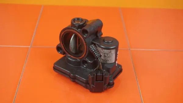 Gasklephuis OEM R9M452 voor Vivaro/Trafic 1.6 DCI image 3
