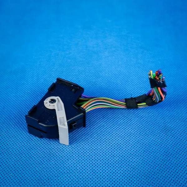 Conector BMW OEM 61132236945 Estado Usado image 2