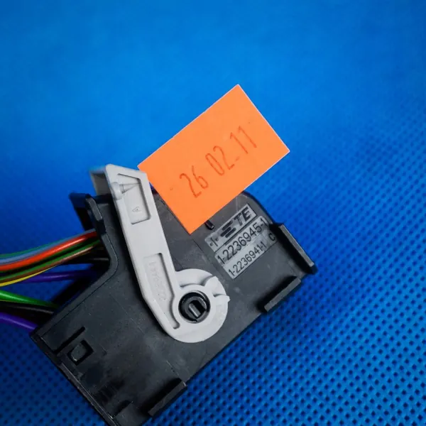 Conector BMW OEM 61132236945 Estado Usado image 3