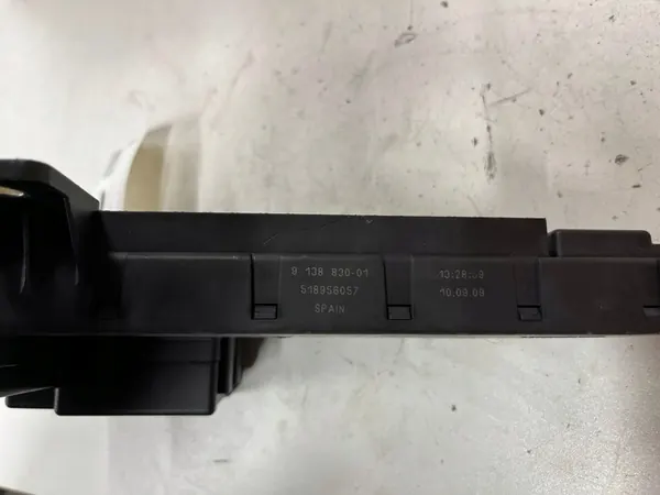 BMW 5 TOURING (E61) Sulakeboksi 690661901 image 2