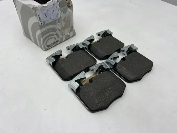 OEM 6889570 Bremsbeläge Satz vorne für BMW image 3
